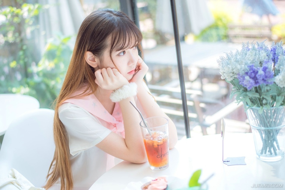 “我已命人将你妻子接走，秋毫无犯。”法正淡然道。